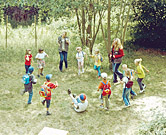 Kinder beim Spielen im Otterzentrum Niedersachsen