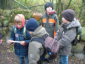 Kinder bei GPS Ralley durch das Otter Zentrum