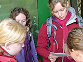 Schülerinnen und Schüler bei der Schatzsuche im Otterzentrum Niedersachsen