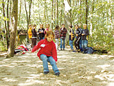 Schulklasse beim Weitsprung im Wildpark Niedersachsen