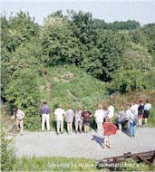 Besucherinnen und Besucher bei den Dachsen im Tierpark Niedersachsen